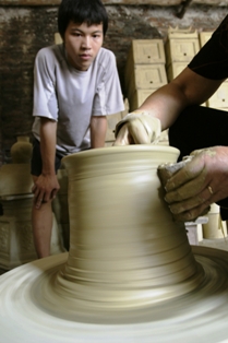 Thợ Thổ Hà chuốt gốm. Ảnh: Phạm Cao Quý