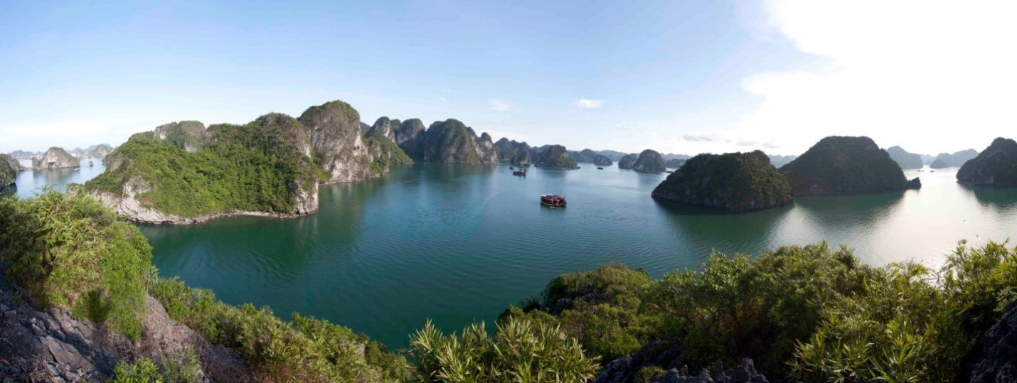 Vịnh Hạ Long - Quần đảo Cát Bà (tỉnh Quảng Ninh và Thành phố Hải Phòng) được UNESCO công nhận là di sản thiên nhiên thế giới, trở thành di sản thế giới thuộc địa bàn hai tỉnh, thành phố đầu tiên ở Việt Nam