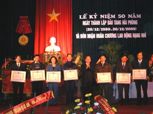 Các tập thể và cá nhân có thành tích xuất sắc trên lĩnh vực bảo vệ và phát huy giá trị DSVH của thành phố Hải Phòng. Ảnh: ĐP