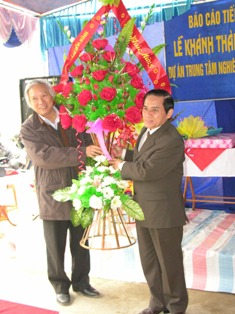 Đ/c Quách Thế Tản, Phó chủ tịch UBND tỉnh Hòa Bình tặng lẵng hoa chúc mừng. Ảnh: LQV