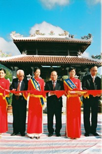 Bộ trưởng Hoàng Tuấn Anh cắt băng khai mạc. Ảnh: LQV