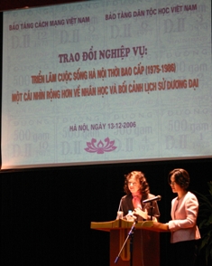 GS. Susan Bayly thuyết trình. Ảnh: Phạm Cao Quý
